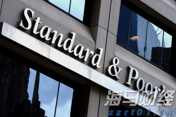 上海一空置店铺玻璃橱窗翻倒，致路人1死1伤！当地称正调查